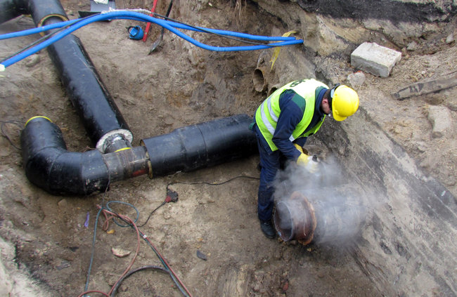 Ciepłownicy wymieniają rurę