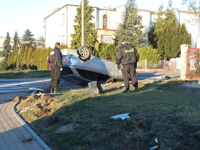 Pijany kierowca dachował na przejściu dla pieszych