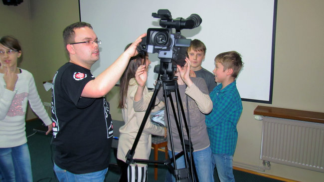 Uczą się posługiwania kamerą