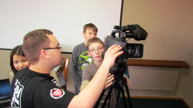 Uczą się posługiwania kamerą