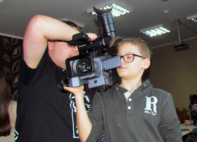 Uczą się posługiwania kamerą