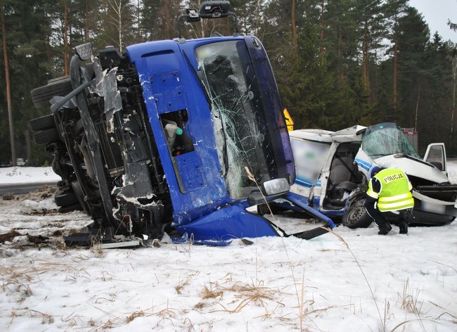 Tragiczne zderzenie busa z ciężarówką