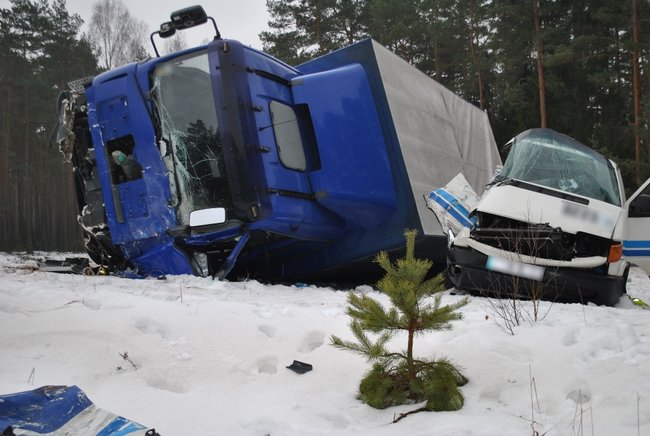 Tragiczne zderzenie busa z ciężarówką