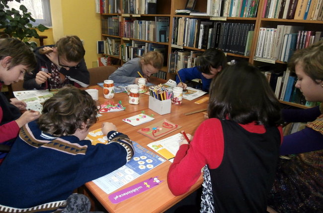 Ferie w bibliotece nie tylko z książką