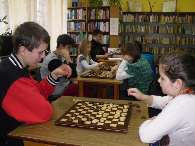 Ferie w bibliotece nie tylko z książką