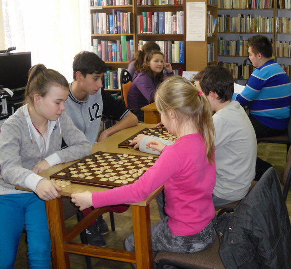 Ferie w bibliotece nie tylko z książką