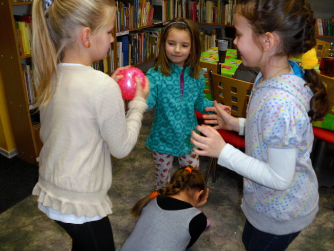 Ferie w bibliotece nie tylko z książką