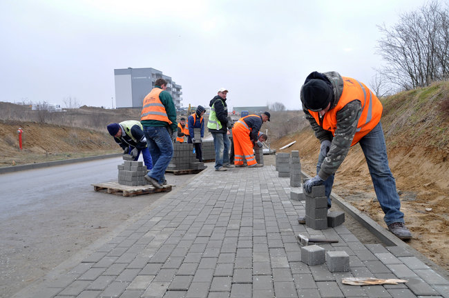 Chodnik już teraz, ścieżka rowerowa później