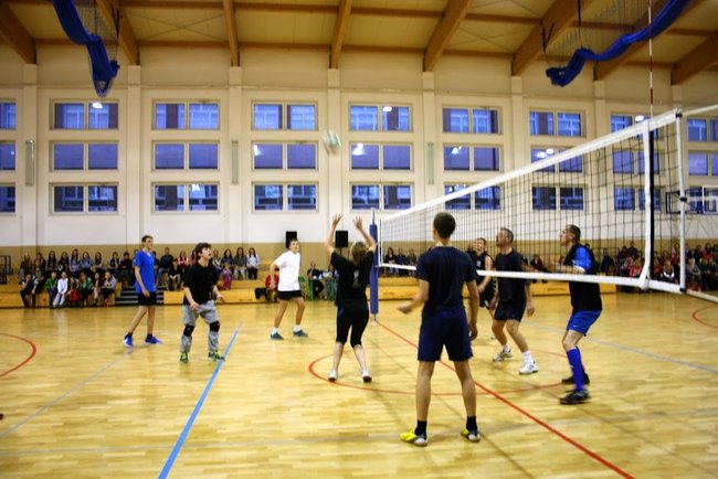 Siatkówka łączy pokolenia w Gimnazjum nr 2