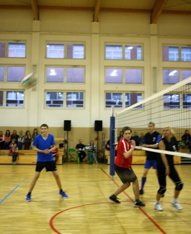 Siatkówka łączy pokolenia w Gimnazjum nr 2