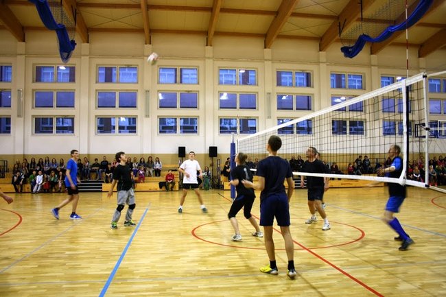 Siatkówka łączy pokolenia w Gimnazjum nr 2