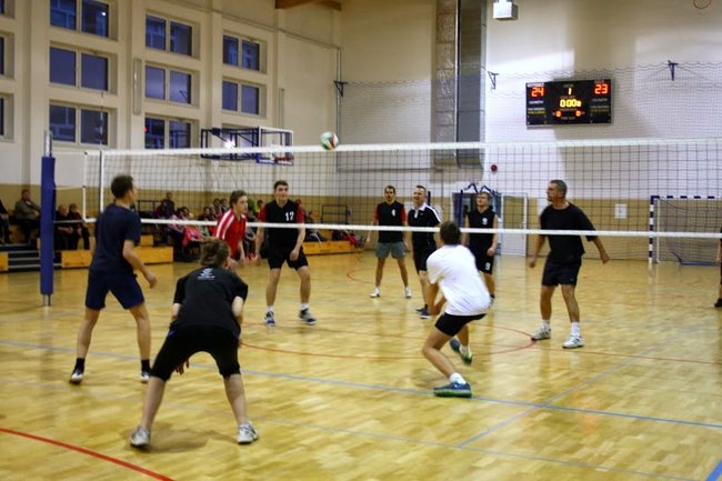 Siatkówka łączy pokolenia w Gimnazjum nr 2