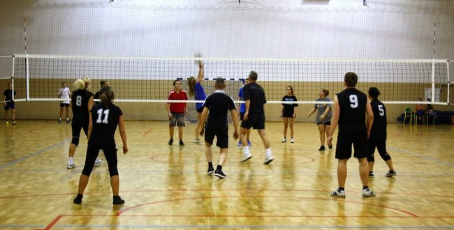 Siatkówka łączy pokolenia w Gimnazjum nr 2