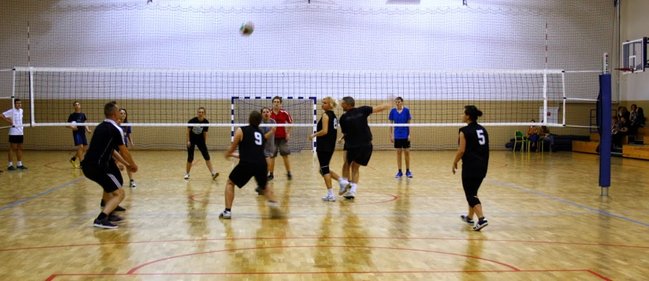 Siatkówka łączy pokolenia w Gimnazjum nr 2