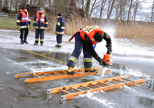 Strażacy na lodzie