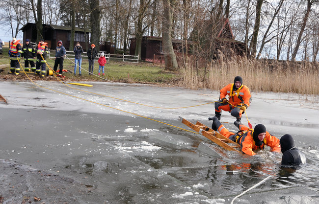 Strażacy na lodzie