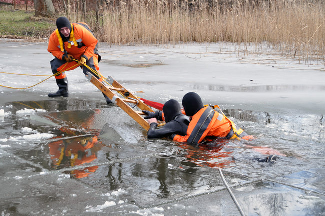 Strażacy na lodzie