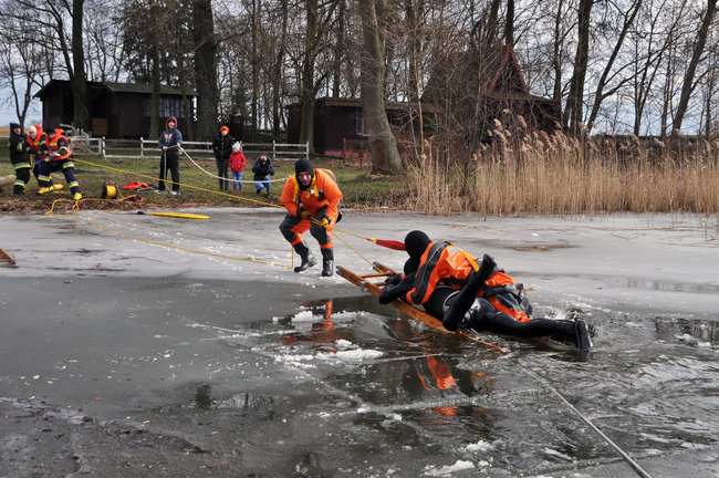 Strażacy na lodzie