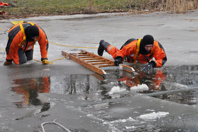 Strażacy na lodzie