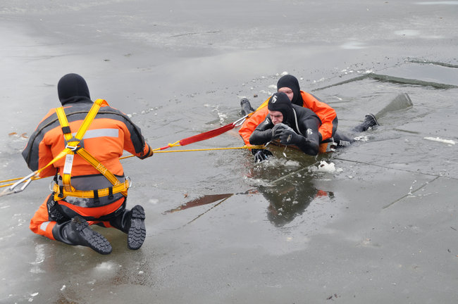 Strażacy na lodzie