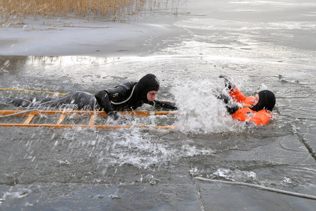 Strażacy na lodzie