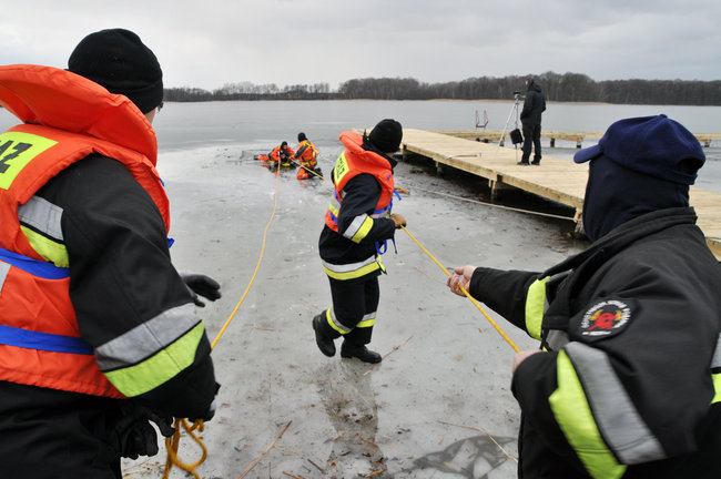 Strażacy na lodzie
