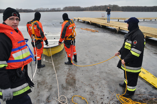 Strażacy na lodzie
