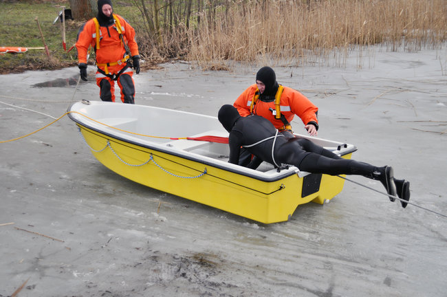 Strażacy na lodzie