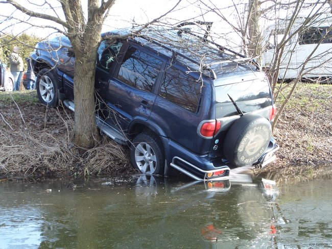 Pijany, bez prawa jazdy, prawie wjechał do stawu