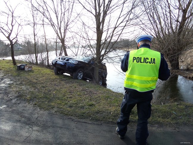 Pijany, bez prawa jazdy, prawie wjechał do stawu