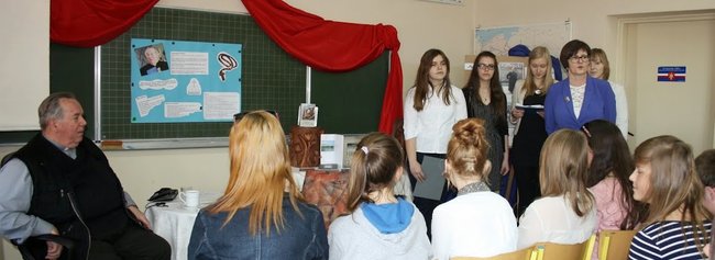 Spotkanie z poetą ks. Kameckim w Gimnazjum nr 2