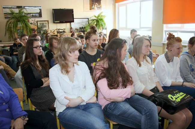 Spotkanie z poetą ks. Kameckim w Gimnazjum nr 2