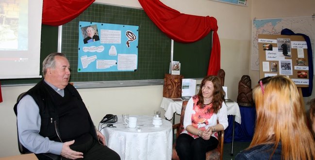 Spotkanie z poetą ks. Kameckim w Gimnazjum nr 2