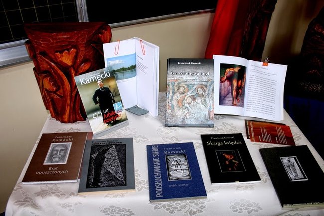 Spotkanie z poetą ks. Kameckim w Gimnazjum nr 2