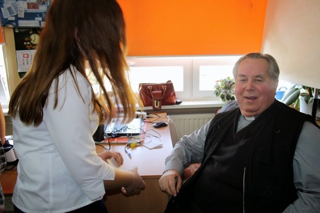 Spotkanie z poetą ks. Kameckim w Gimnazjum nr 2