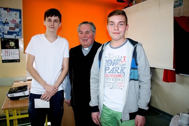 Spotkanie z poetą ks. Kameckim w Gimnazjum nr 2