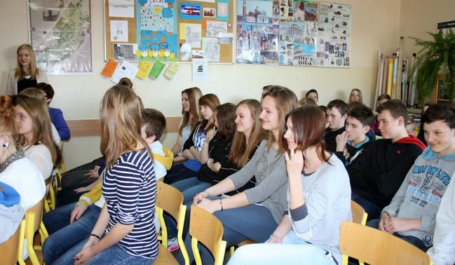 Spotkanie z poetą ks. Kameckim w Gimnazjum nr 2