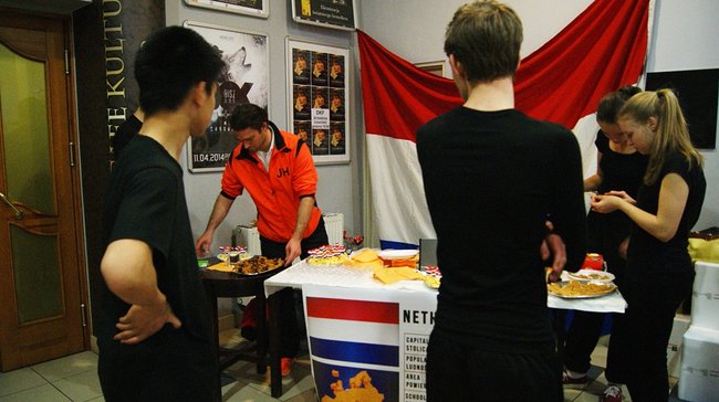 Młodzi obcokrajowcy na ulicach Świecia