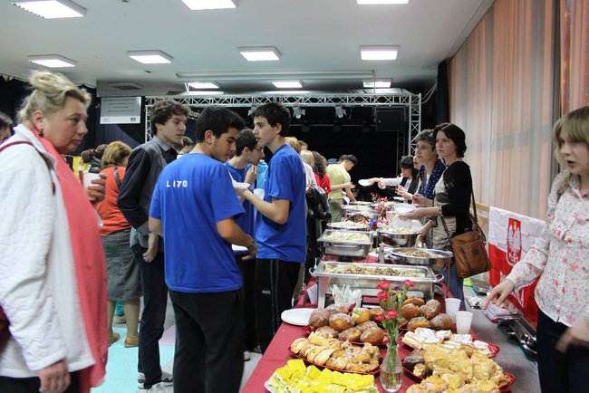 Młodzi obcokrajowcy na ulicach Świecia