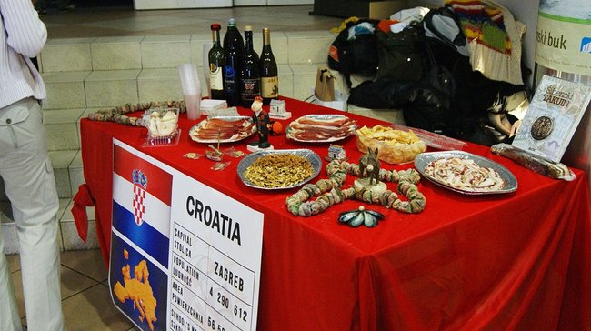 Młodzi obcokrajowcy na ulicach Świecia