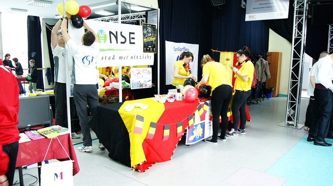 Młodzi obcokrajowcy na ulicach Świecia