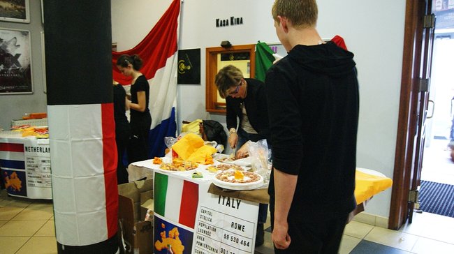 Młodzi obcokrajowcy na ulicach Świecia