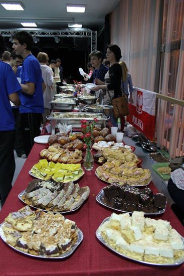 Młodzi obcokrajowcy na ulicach Świecia