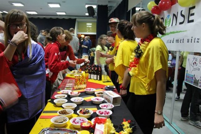 Młodzi obcokrajowcy na ulicach Świecia