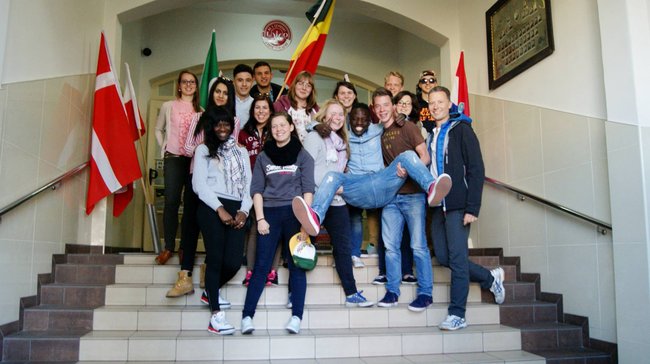 Młodzi obcokrajowcy na ulicach Świecia