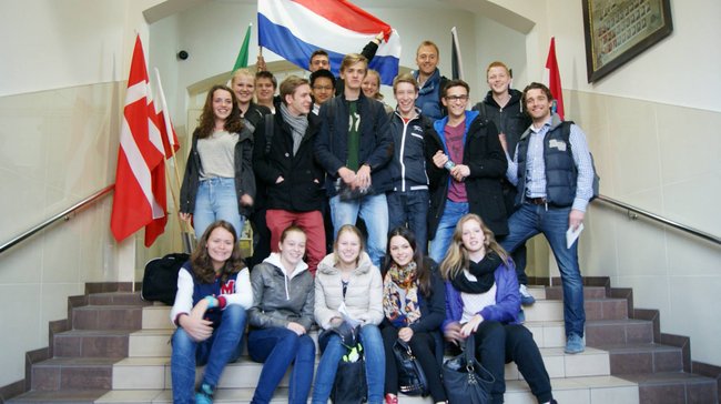 Młodzi obcokrajowcy na ulicach Świecia