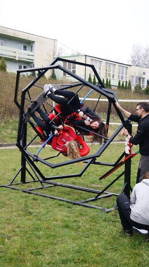 Młodzi obcokrajowcy na ulicach Świecia