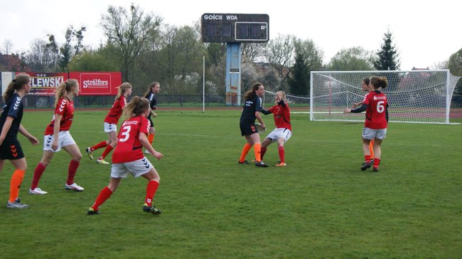 Młodzi obcokrajowcy na ulicach Świecia