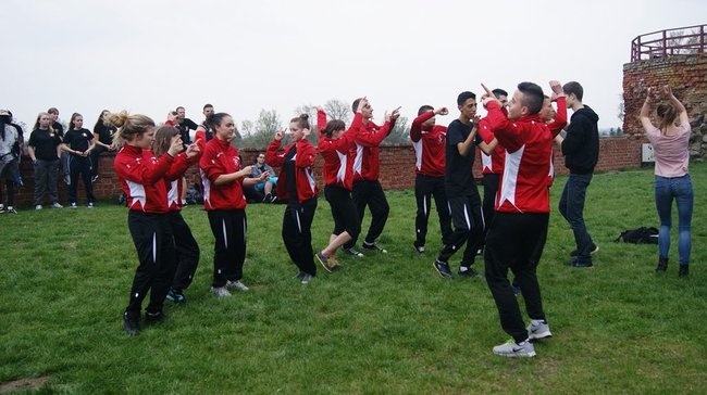 Młodzi obcokrajowcy na ulicach Świecia