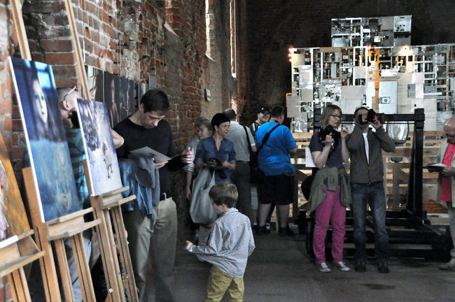 Biel, czerń, kolor i zabytkowe cegły